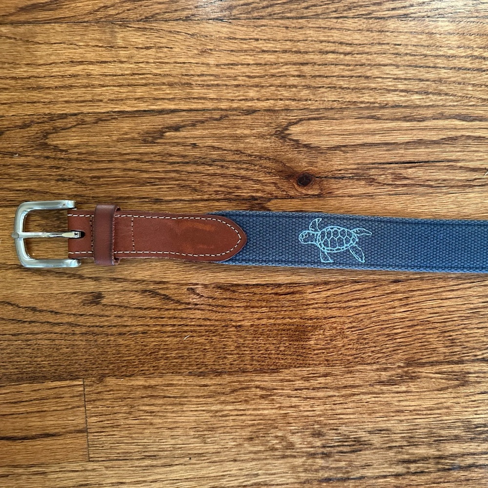 Vineyard Vines men’s Embroidered Canvas Club belt